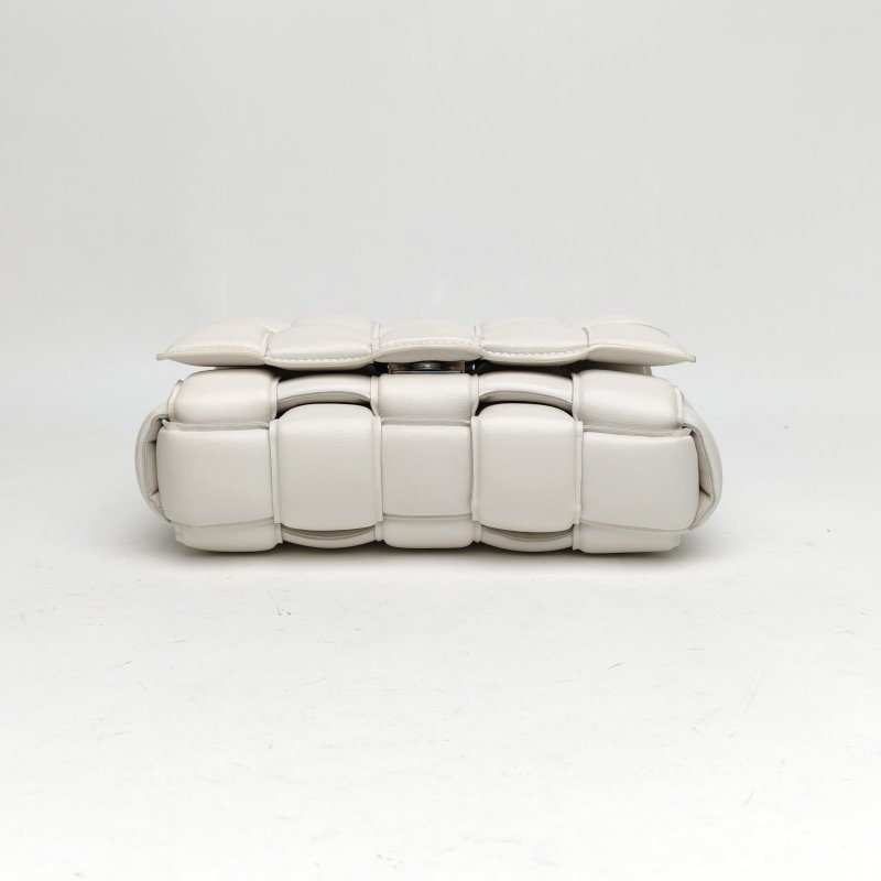 BOTTEGA VENETA CassettePadded加襯中號26白色羊皮肩背包-4