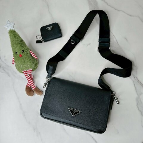 PRADA Saffiano翻蓋斜背包