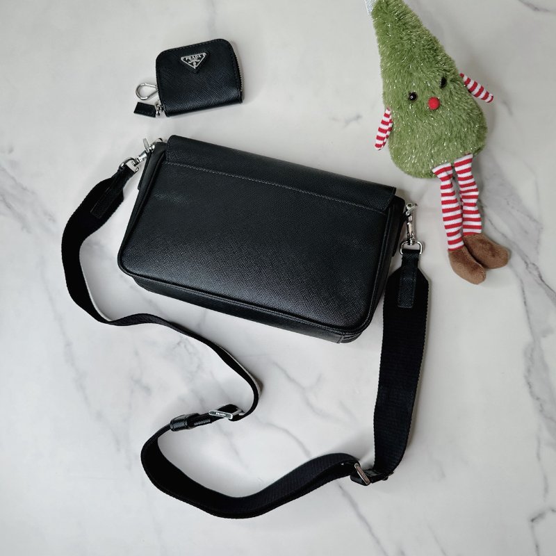 PRADA Saffiano翻蓋斜背包-1