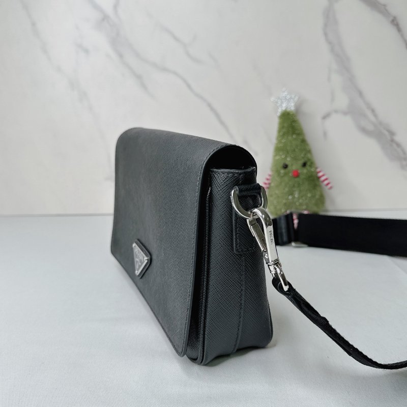 PRADA Saffiano翻蓋斜背包-2