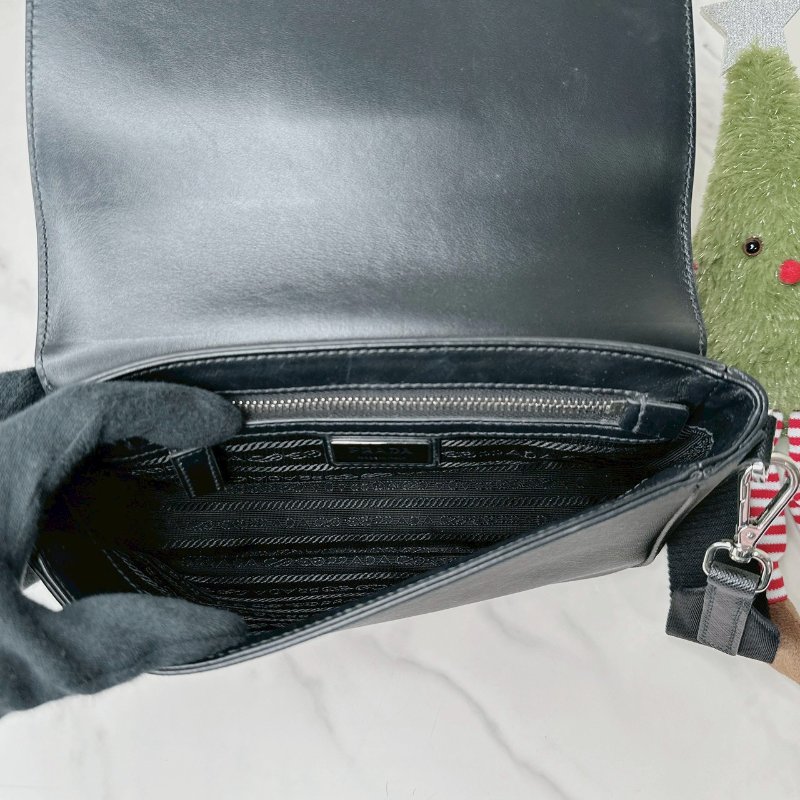 PRADA Saffiano翻蓋斜背包-5