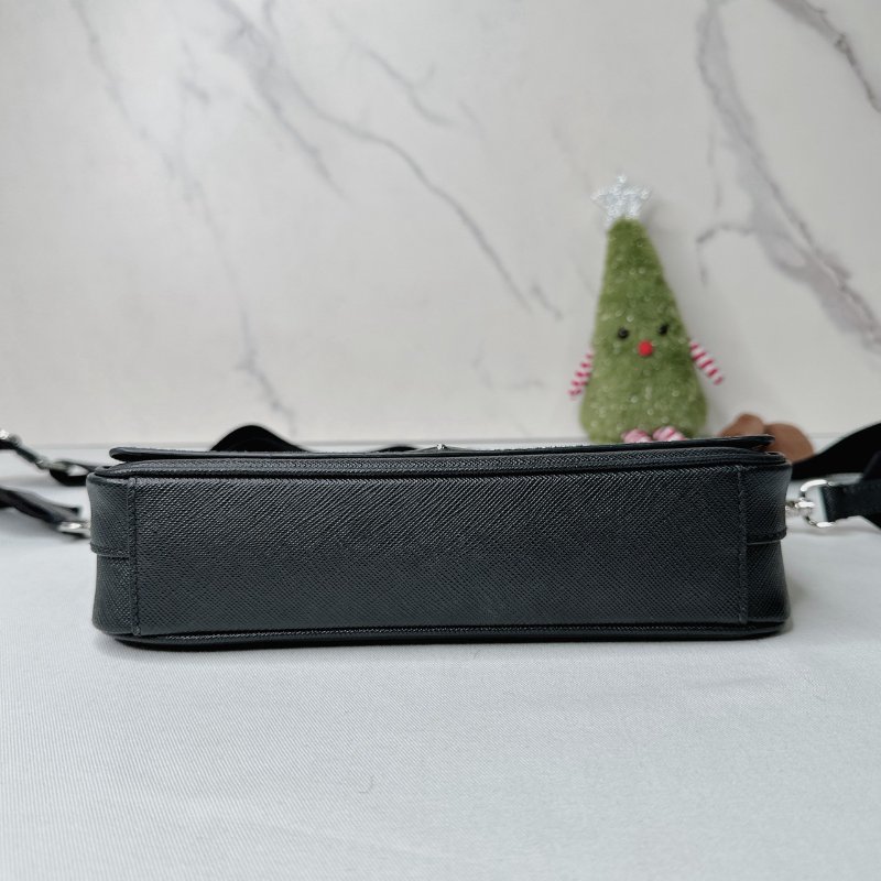 PRADA Saffiano翻蓋斜背包-9
