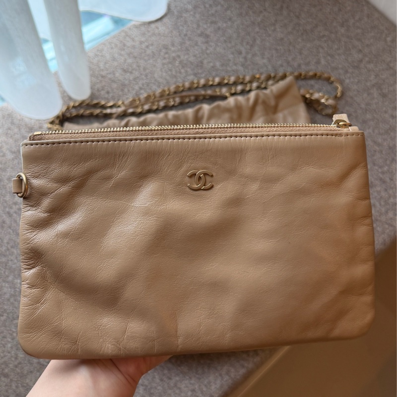 Chanel 22 奶茶色 金扣 肩背包-1