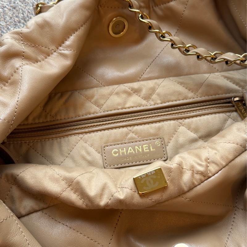 Chanel 22 奶茶色 金扣 肩背包-4