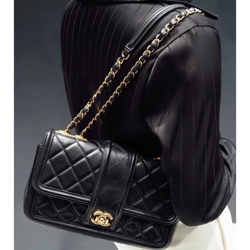 Chanel香奈兒 限定款黑金單肩斜挎包 鐳射20開 黑色金扣 羊皮 尺寸26*16*7-1