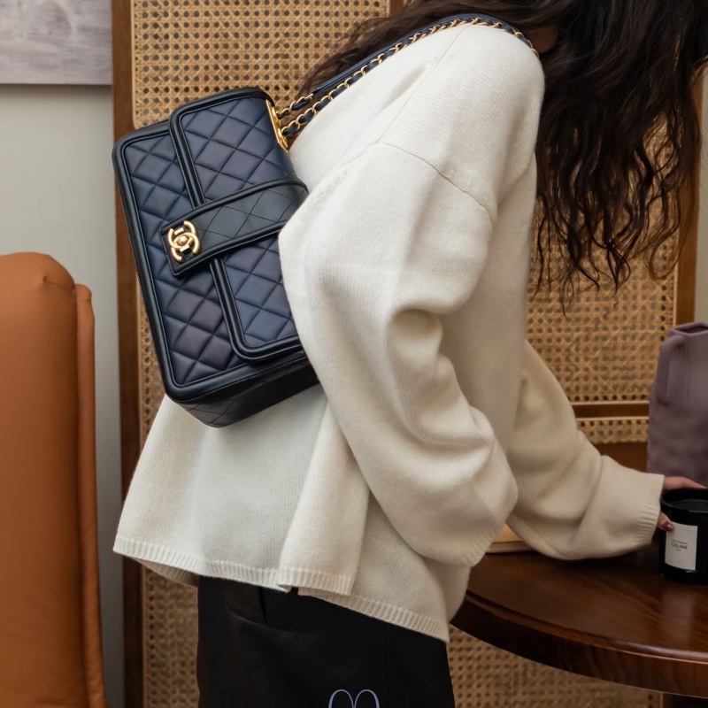 Chanel香奈兒 限定款黑金單肩斜挎包 鐳射20開 黑色金扣 羊皮 尺寸26*16*7-2