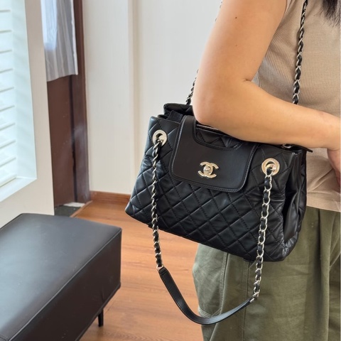 Chanel香奈兒菱格紋托特鏈條包 鐳射20開 黑銀 羊皮 尺寸約34*23*10 附件:防塵袋。