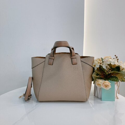MS0699 Loewe 羅意威手提包 牛皮沙色 金扣 Natural Leather Hammock Nugget Bag Calfskin Sand x GHW