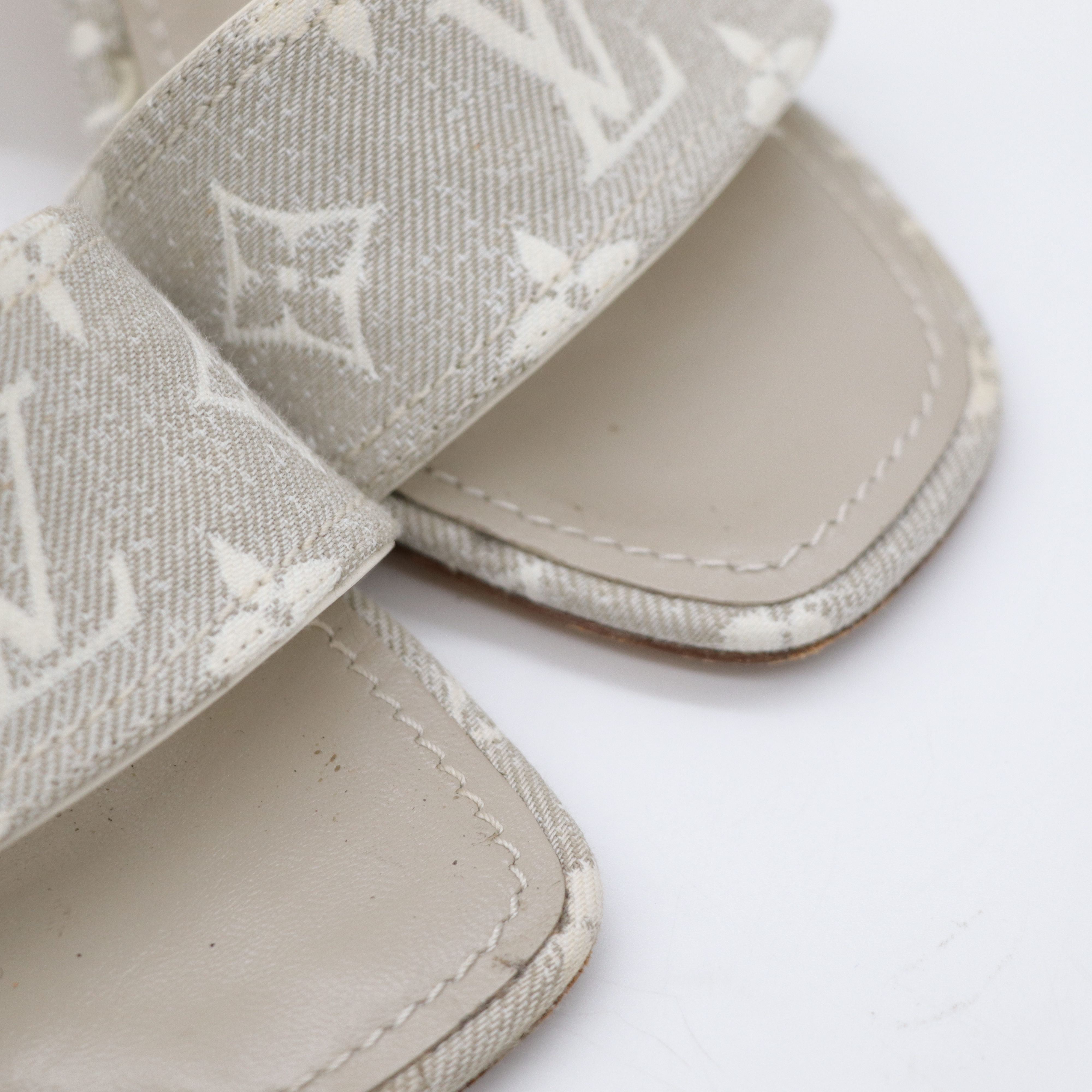 LOUIS VUITTON 淺灰綁帶高跟鞋-11