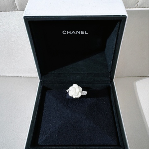 CHANEL香奈兒 山茶花戒指，18K 白金鑲鑽拼白陶瓷，尺碼 53 號