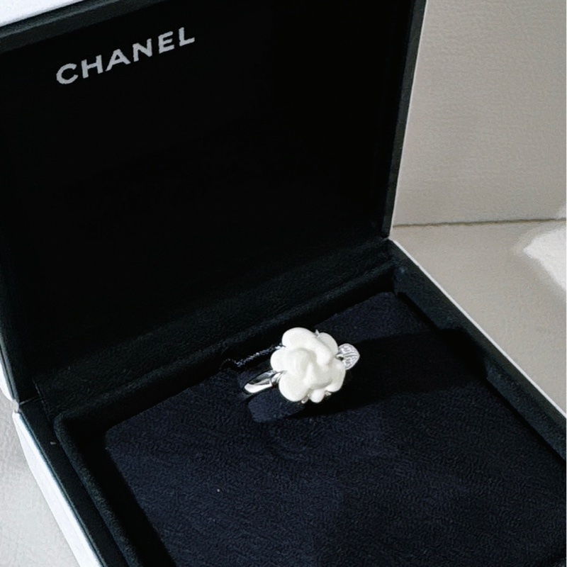 CHANEL香奈兒 山茶花戒指，18K 白金鑲鑽拼白陶瓷，尺碼 53 號-1