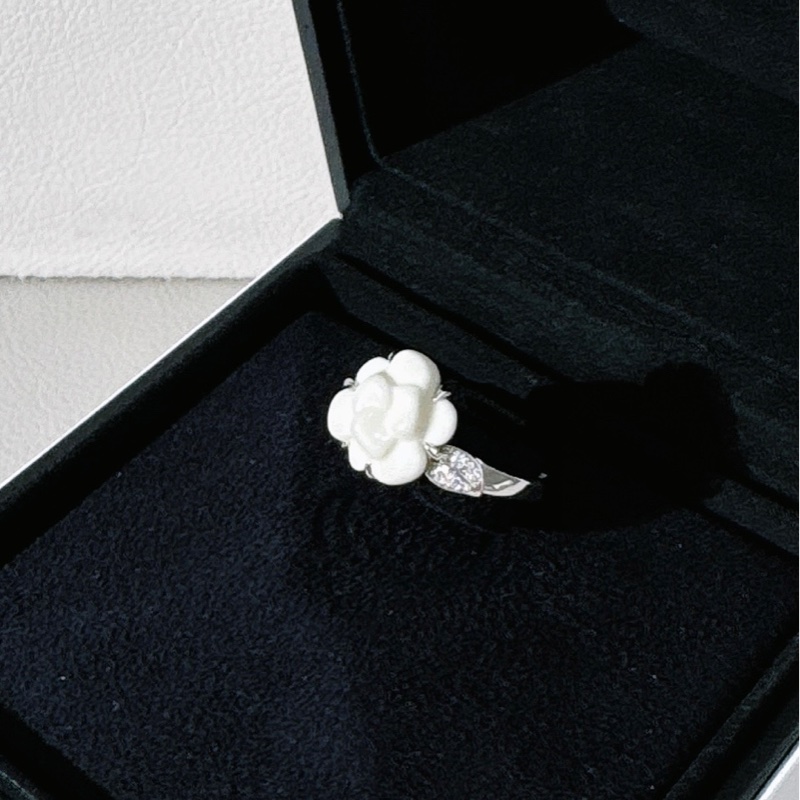 CHANEL香奈兒 山茶花戒指，18K 白金鑲鑽拼白陶瓷，尺碼 53 號-2