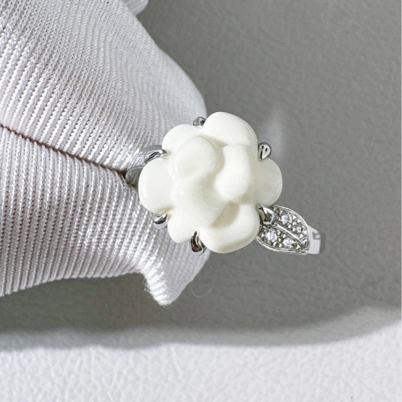 CHANEL香奈兒 山茶花戒指，18K 白金鑲鑽拼白陶瓷，尺碼 53 號-3