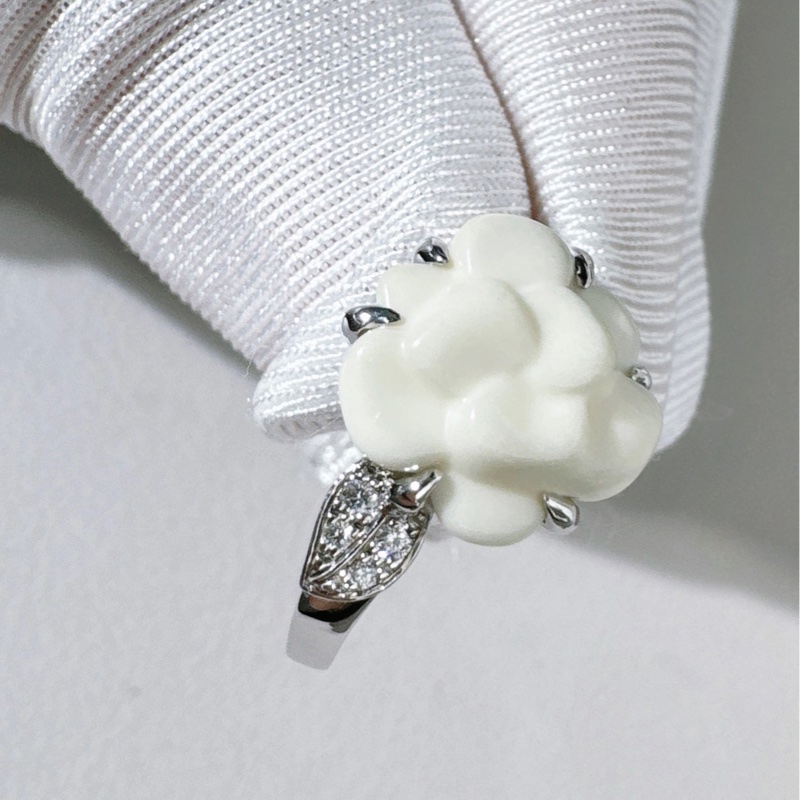 CHANEL香奈兒 山茶花戒指，18K 白金鑲鑽拼白陶瓷，尺碼 53 號-4