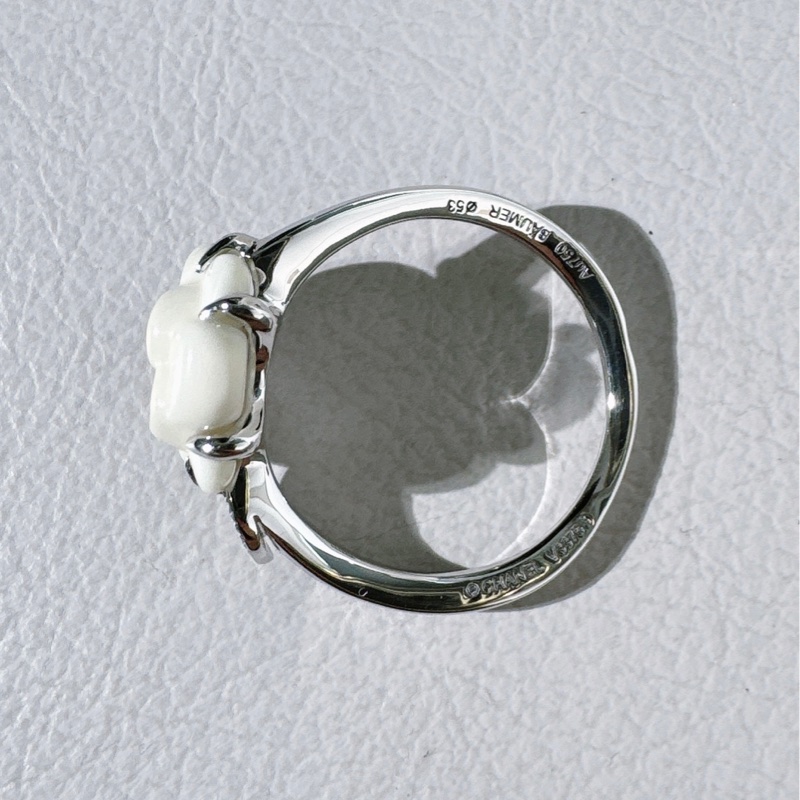 CHANEL香奈兒 山茶花戒指，18K 白金鑲鑽拼白陶瓷，尺碼 53 號-5