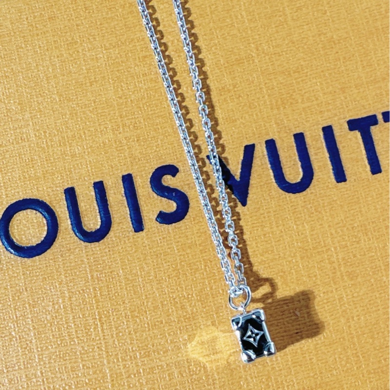 LV/路易威登 LES GASTONS VUITTON TRUNK 18K白金鑲鑽項鍊-3
