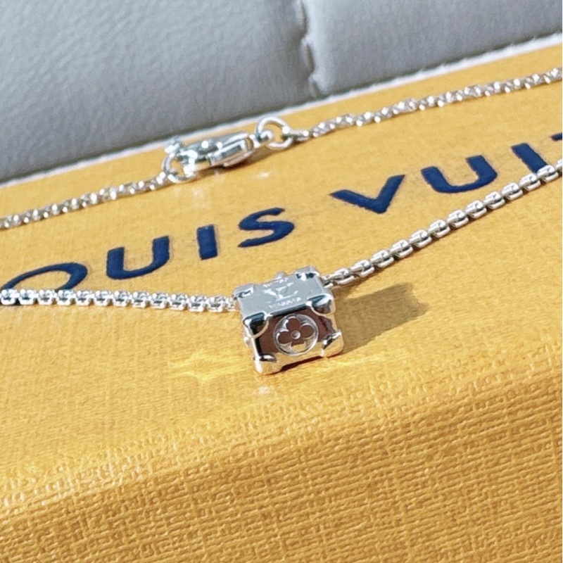 LV/路易威登 LES GASTONS VUITTON TRUNK 18K白金鑲鑽項鍊-5