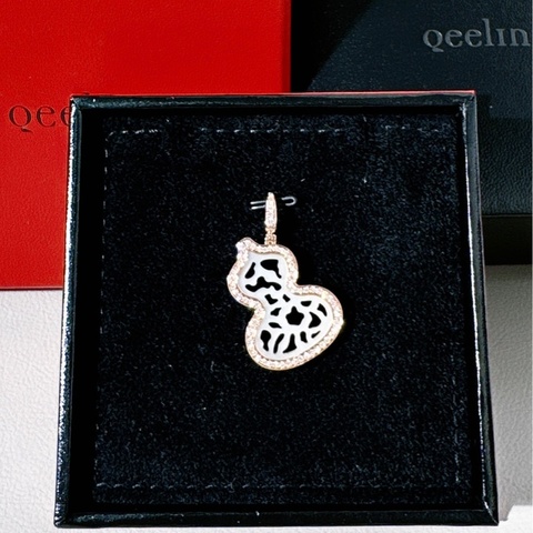 Qeelin麒麟白貝母滿鑽葫蘆吊墜， 18K 玫瑰金材質