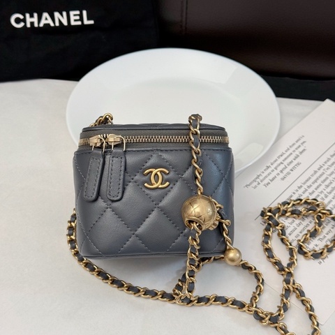 Chanel香奈兒 金球羊皮灰色盒子化妝包斜挎包 23 年芯片款，尺寸10*9*7有塵袋
