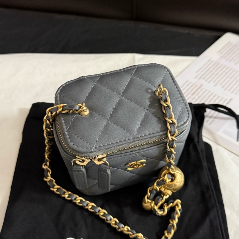 Chanel香奈兒 金球羊皮灰色盒子化妝包斜挎包 23 年芯片款,尺寸10*9*7有塵袋-2