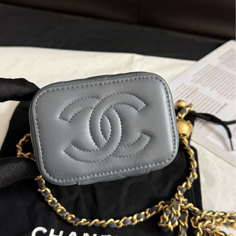 Chanel香奈兒 金球羊皮灰色盒子化妝包斜挎包 23 年芯片款,尺寸10*9*7有塵袋-3