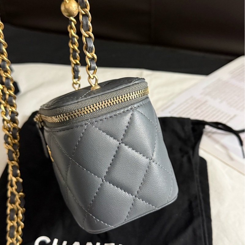 Chanel香奈兒 金球羊皮灰色盒子化妝包斜挎包 23 年芯片款,尺寸10*9*7有塵袋-4