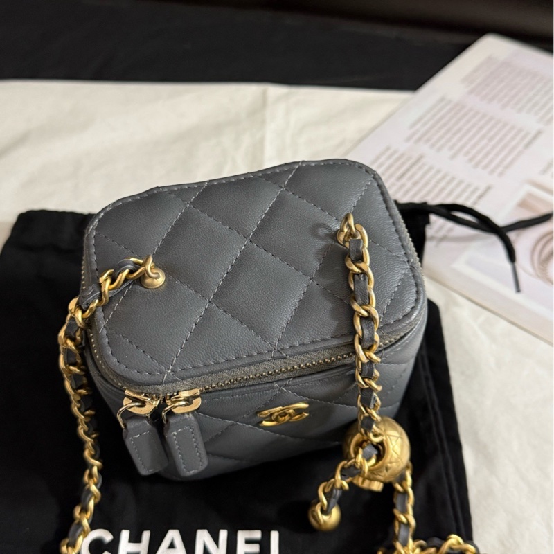 Chanel香奈兒 金球羊皮灰色盒子化妝包斜挎包 23 年芯片款,尺寸10*9*7有塵袋-5