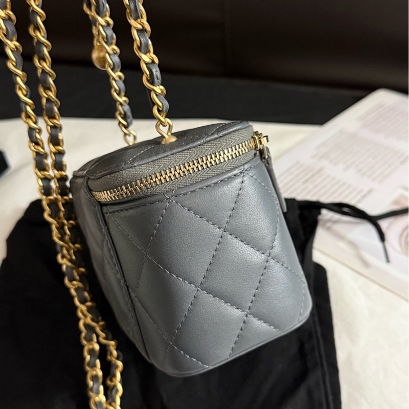 Chanel香奈兒 金球羊皮灰色盒子化妝包斜挎包 23 年芯片款,尺寸10*9*7有塵袋-6