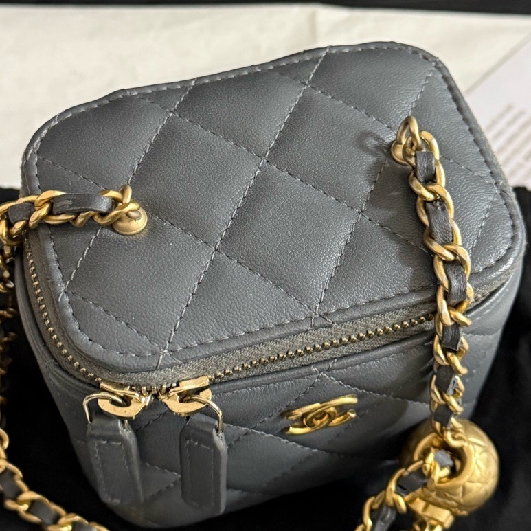 Chanel香奈兒 金球羊皮灰色盒子化妝包斜挎包 23 年芯片款,尺寸10*9*7有塵袋-8