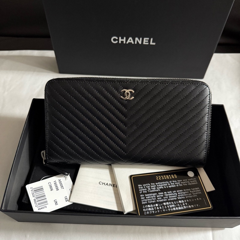 CHANEL 香奈兒黑色荔枝紋牛皮銀扣V紋長款錢包錢夾拉鍊款22開-0