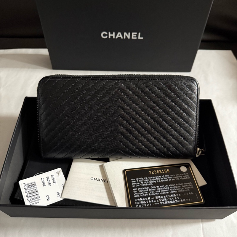 CHANEL 香奈兒黑色荔枝紋牛皮銀扣V紋長款錢包錢夾拉鍊款22開-1