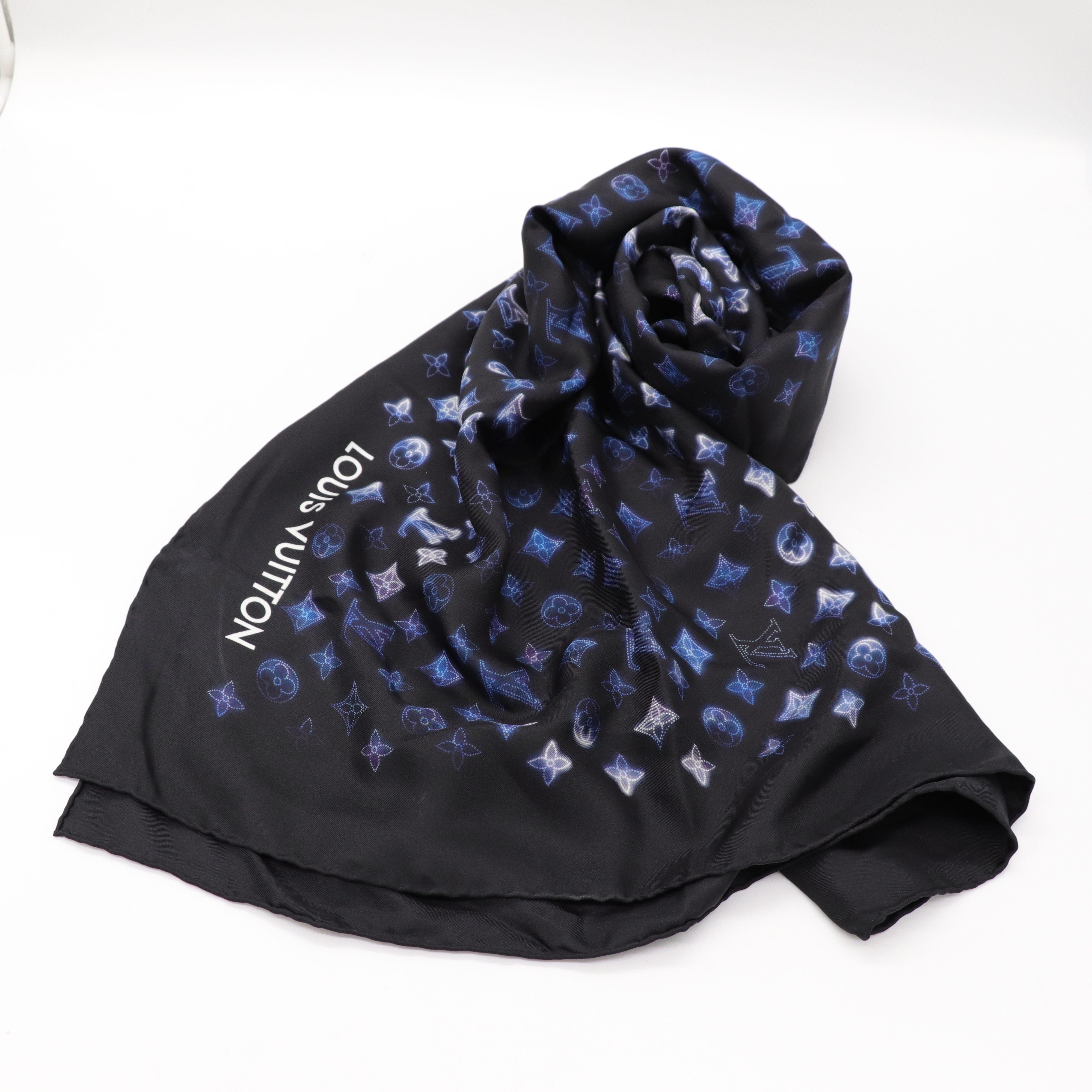 LOUIS VUITTON 星空 霓虹藍 logo大方巾-1