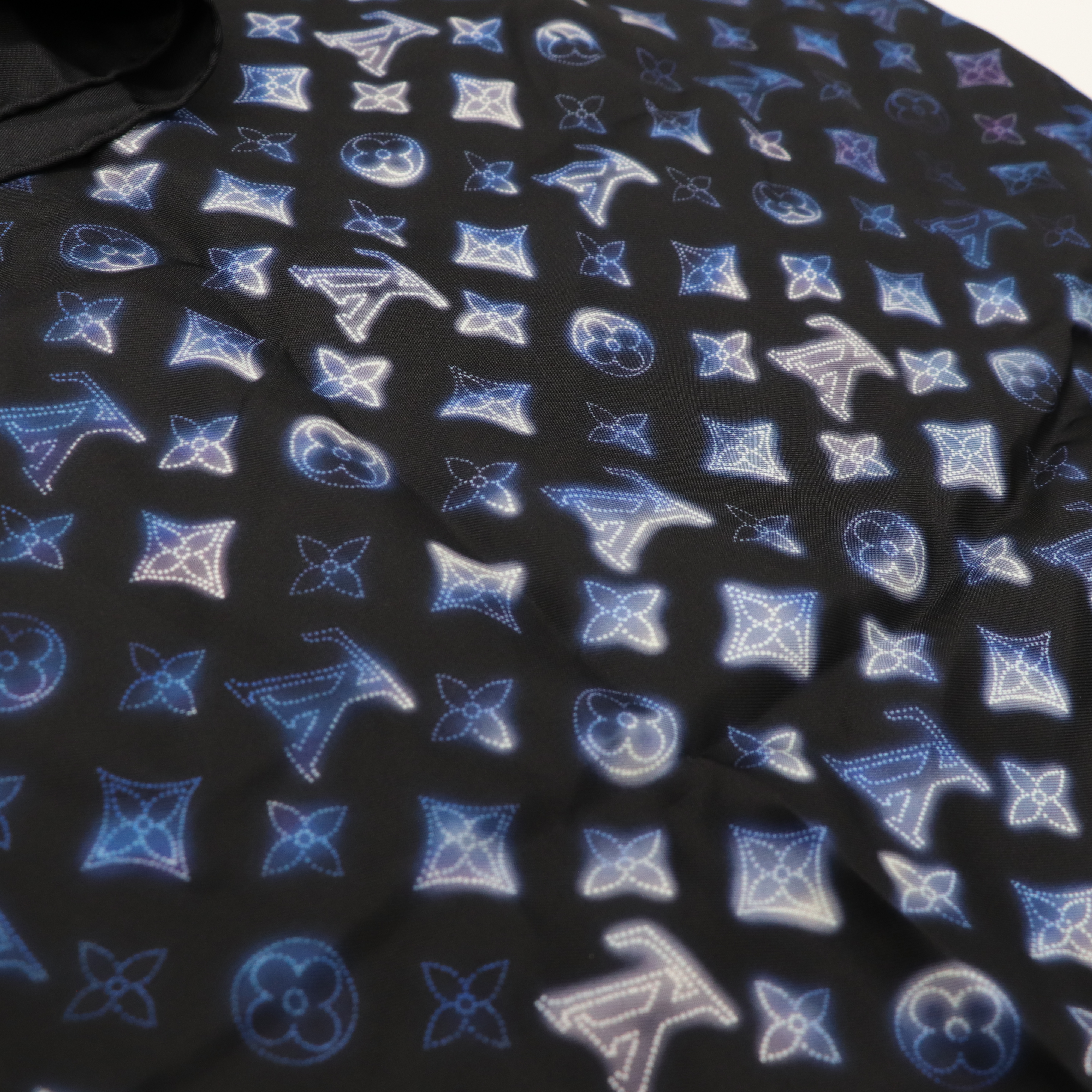 LOUIS VUITTON 星空 霓虹藍 logo大方巾-3