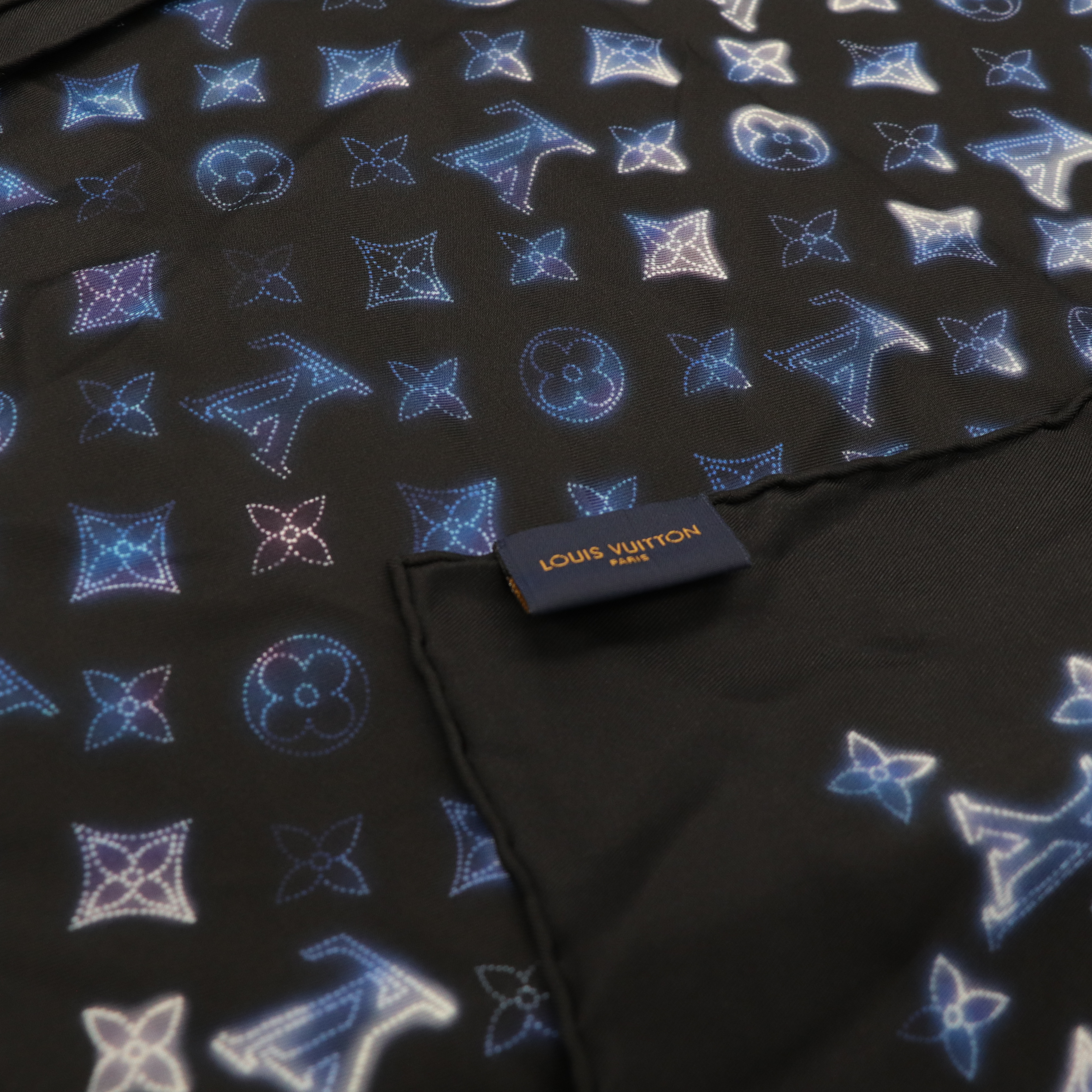 LOUIS VUITTON 星空 霓虹藍 logo大方巾-4