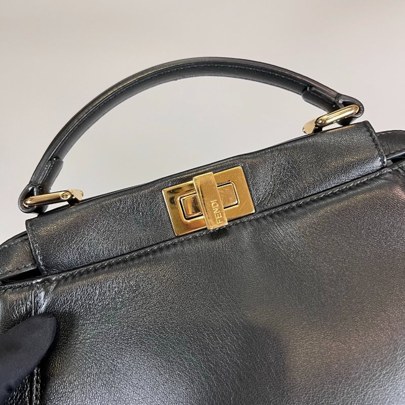 FENDI 8BN224 黑金轉扣peekaboo-7