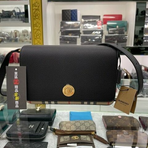 東區正精品㊣BURBERRY 8025161 全新黑色皮革拼格紋金釦釦式翻蓋肩背包斜背包小款 RA0994