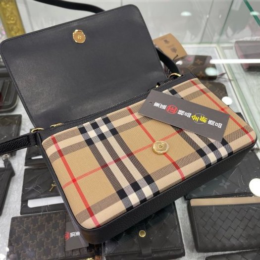 東區正精品㊣BURBERRY 8025161 全新黑色皮革拼格紋金釦釦式翻蓋肩背包斜背包小款 RA0994-2