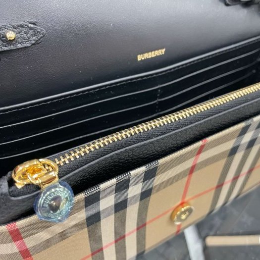 東區正精品㊣BURBERRY 8025161 全新黑色皮革拼格紋金釦釦式翻蓋肩背包斜背包小款 RA0994-3
