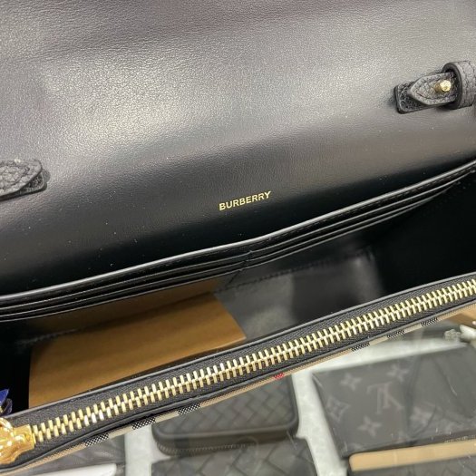 東區正精品㊣BURBERRY 8025161 全新黑色皮革拼格紋金釦釦式翻蓋肩背包斜背包小款 RA0994-4