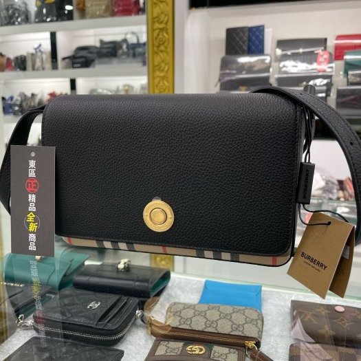 東區正精品㊣BURBERRY 8025161 全新黑色皮革拼格紋金釦釦式翻蓋肩背包斜背包小款 RA0994-5