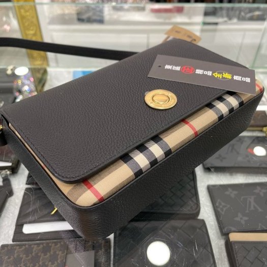 東區正精品㊣BURBERRY 8025161 全新黑色皮革拼格紋金釦釦式翻蓋肩背包斜背包小款 RA0994-8