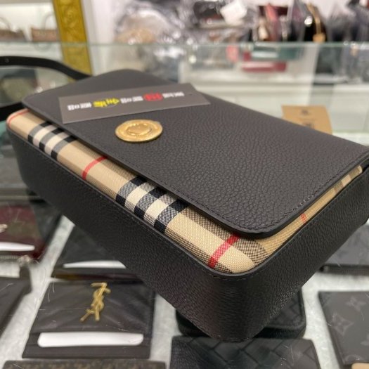 東區正精品㊣BURBERRY 8025161 全新黑色皮革拼格紋金釦釦式翻蓋肩背包斜背包小款 RA0994-9