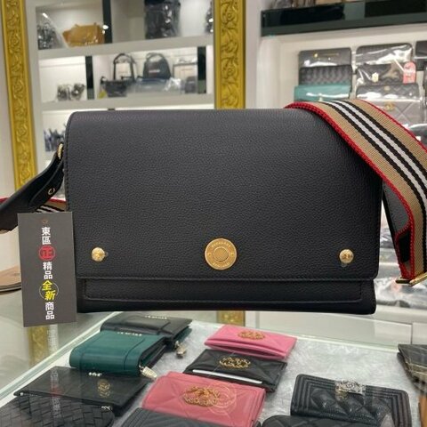 東區正精品㊣BURBERRY 8017462 全新黑色皮革拼格紋金釦釦式翻蓋條紋背帶肩背包斜背包 RZ2885