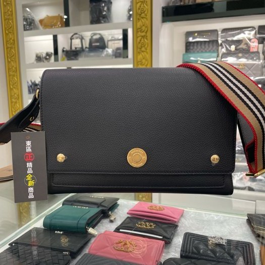 東區正精品㊣BURBERRY 8017462 全新黑色皮革拼格紋金釦釦式翻蓋條紋背帶肩背包斜背包 RZ2885-0