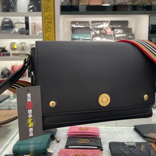 東區正精品㊣BURBERRY 8017462 全新黑色皮革拼格紋金釦釦式翻蓋條紋背帶肩背包斜背包 RZ2885-1