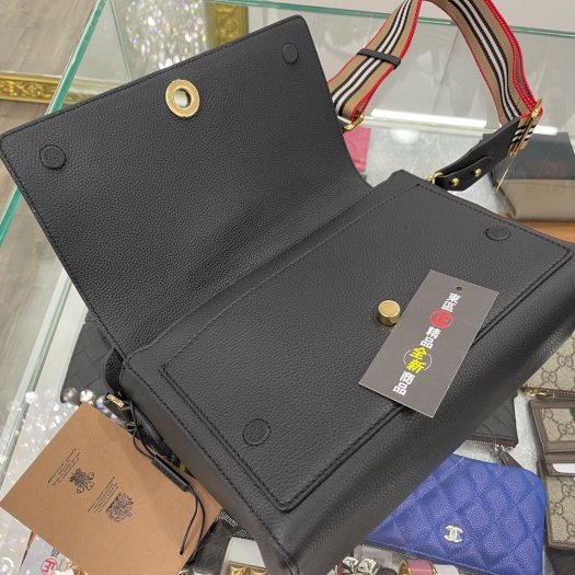 東區正精品㊣BURBERRY 8017462 全新黑色皮革拼格紋金釦釦式翻蓋條紋背帶肩背包斜背包 RZ2885-2