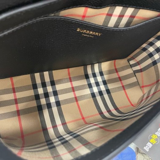 東區正精品㊣BURBERRY 8017462 全新黑色皮革拼格紋金釦釦式翻蓋條紋背帶肩背包斜背包 RZ2885-3