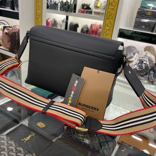 東區正精品㊣BURBERRY 8017462 全新黑色皮革拼格紋金釦釦式翻蓋條紋背帶肩背包斜背包 RZ2885-5