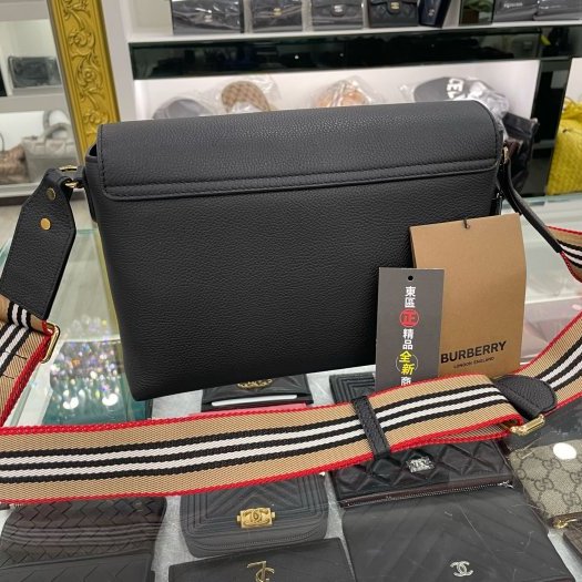 東區正精品㊣BURBERRY 8017462 全新黑色皮革拼格紋金釦釦式翻蓋條紋背帶肩背包斜背包 RZ2885-6