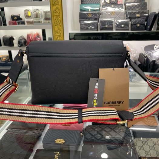 東區正精品㊣BURBERRY 8017462 全新黑色皮革拼格紋金釦釦式翻蓋條紋背帶肩背包斜背包 RZ2885-7